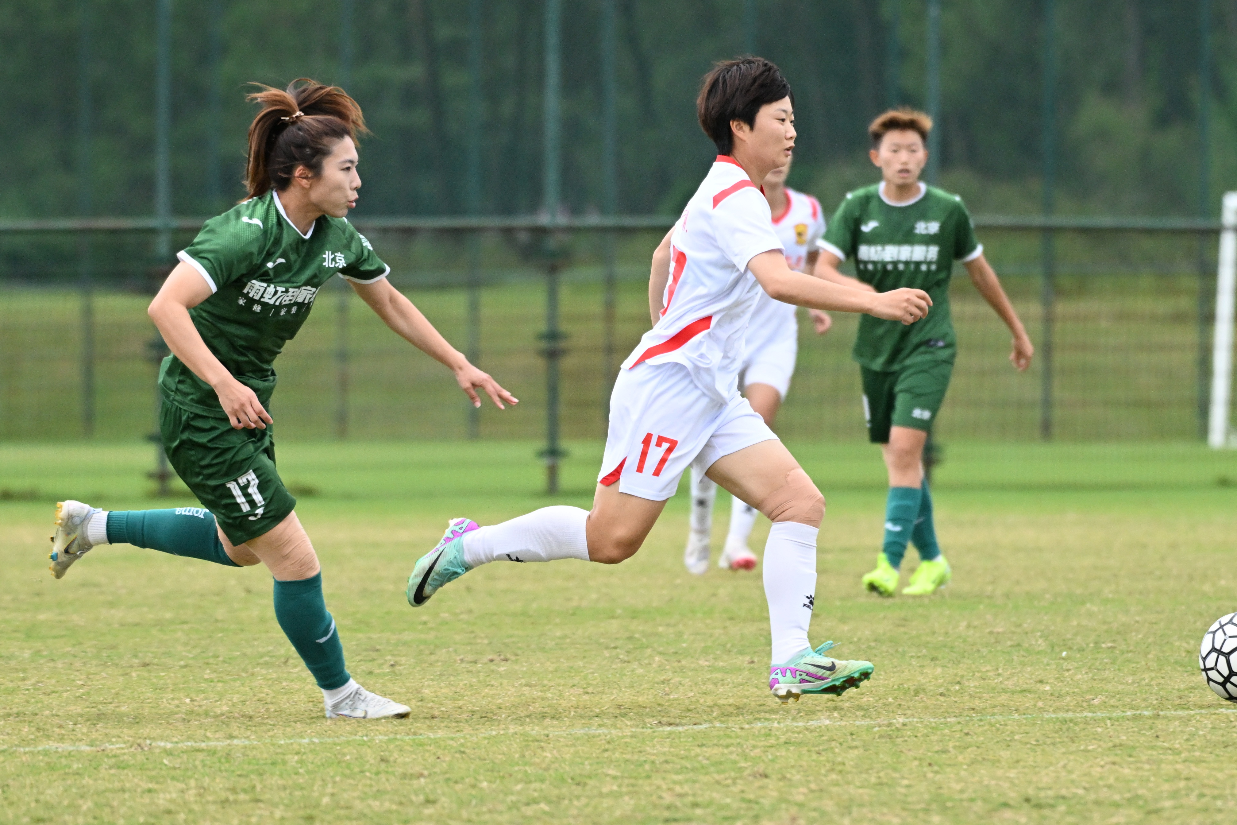 包含世界足坛焦点聚集，女运动员竞技场上遥相呼应的词条