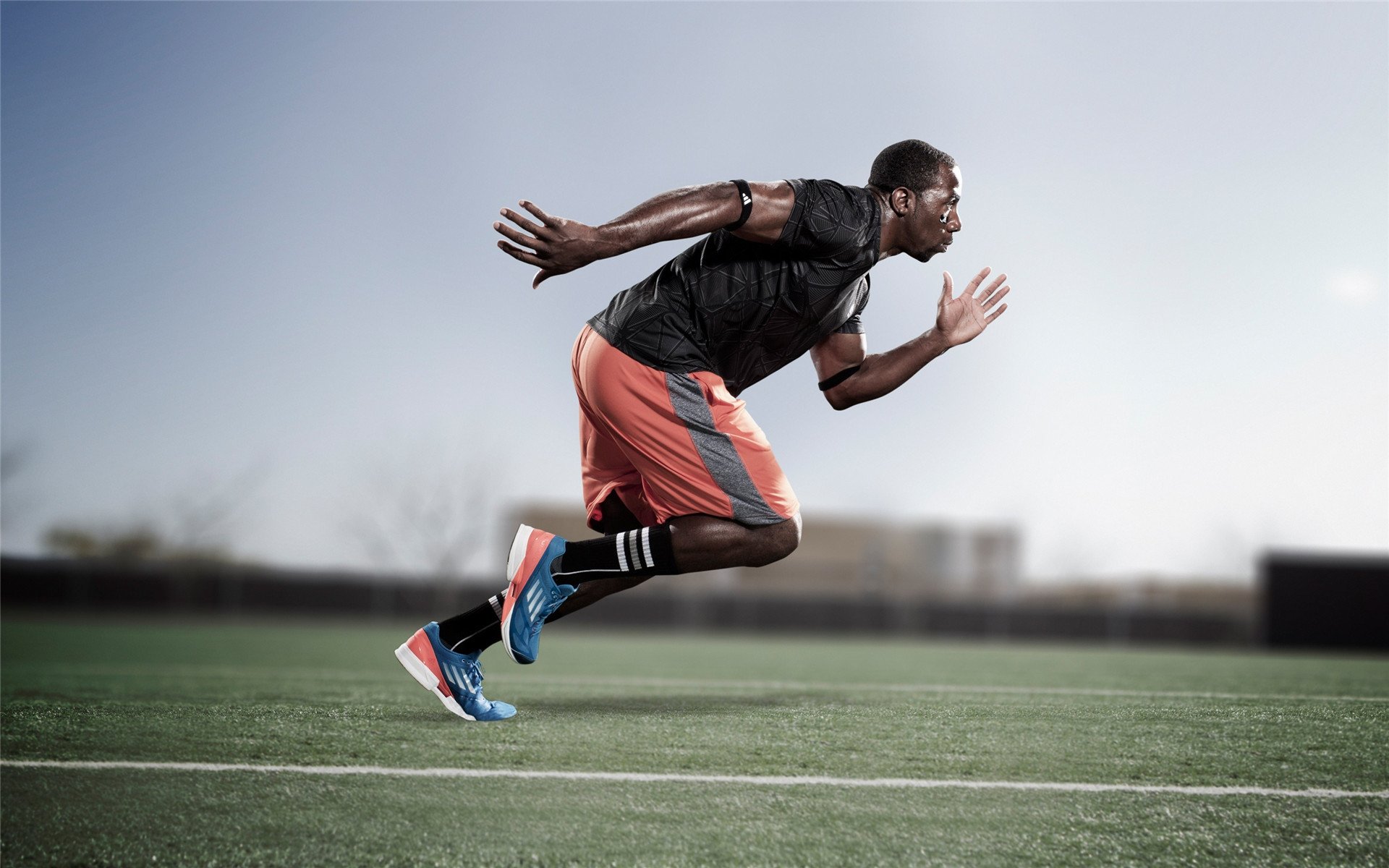 F1新赛季揭幕战之夜，德罗赞关键战不手软，当赛道轰鸣遇见绝杀心跳