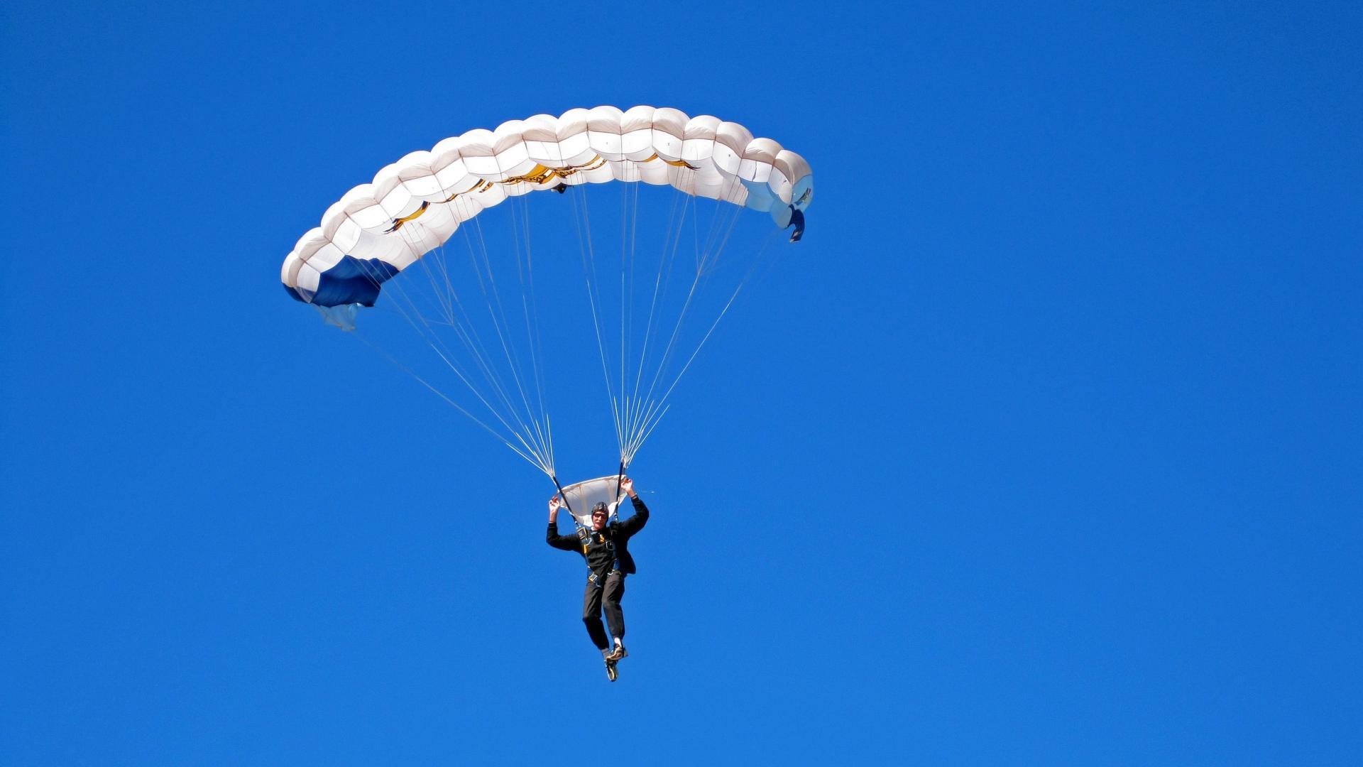 铁血之盾与北境之怒，乔治锁死利拉德，灰熊主场制霸雄鹿启示录