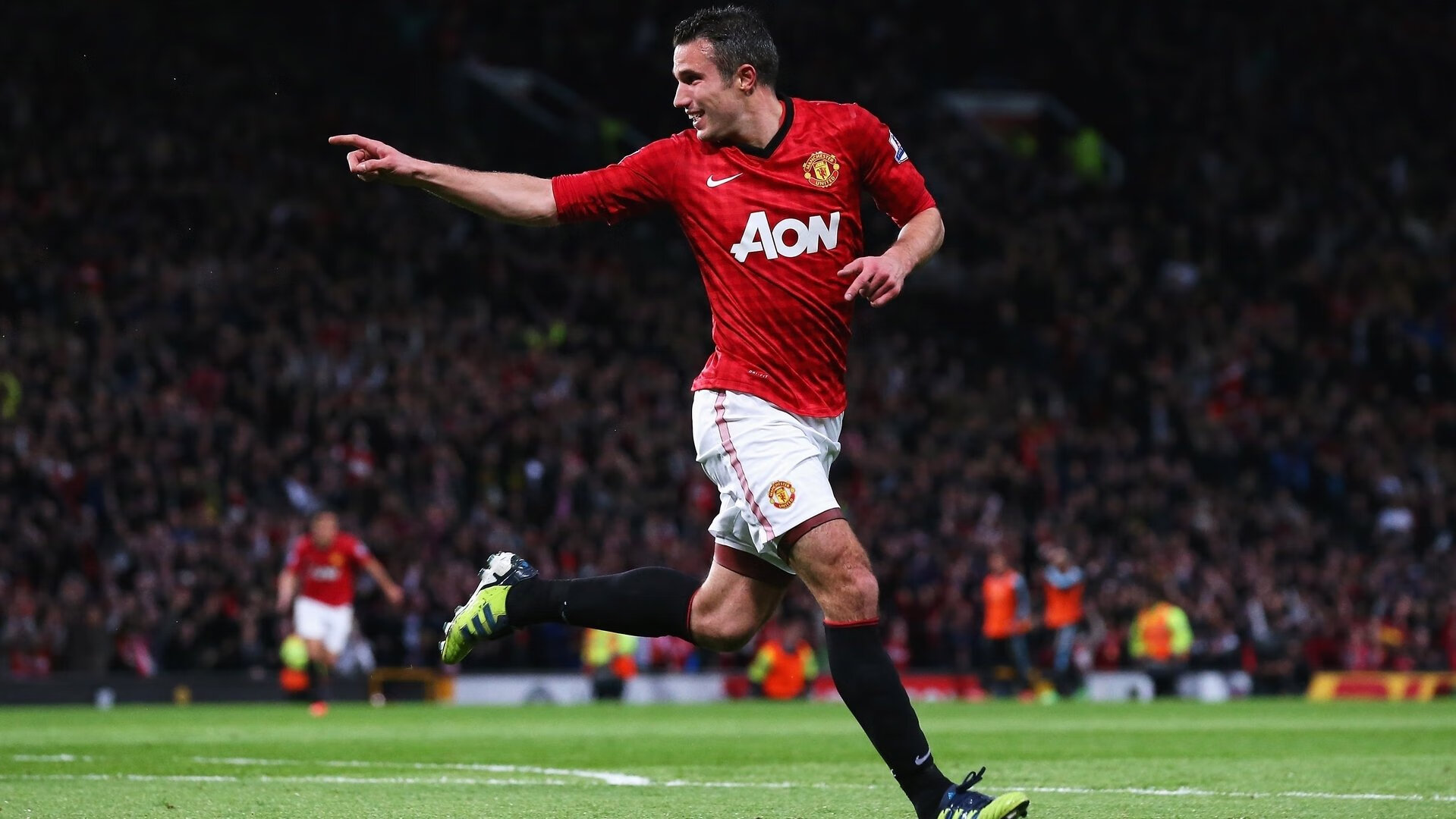 绿茵场上的横扫与乒乓台前的高光,体育精神的双重奏